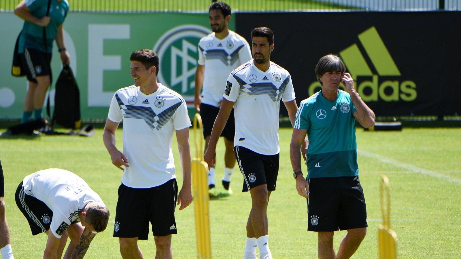 
                <strong>Diese Elf setzte Löw am meisten ein</strong><br>
                Nach der Europameisterschaft im Sommer ist die Zeit von Joachim Löw als Bundestrainer vorbei. Eine dreistellige Zahl an Spielern setzte der 61-Jährige im Laufe der Jahre ein, manche häufiger als andere. ran zeigt die Top-Elf des scheidenden Cheftrainers aufgeschlüsselt nach Positionen - und eine Legende, die es zwar nicht in die Top-Elf geschafft hat, aber auf viele Einsätze gekommen ist.
              