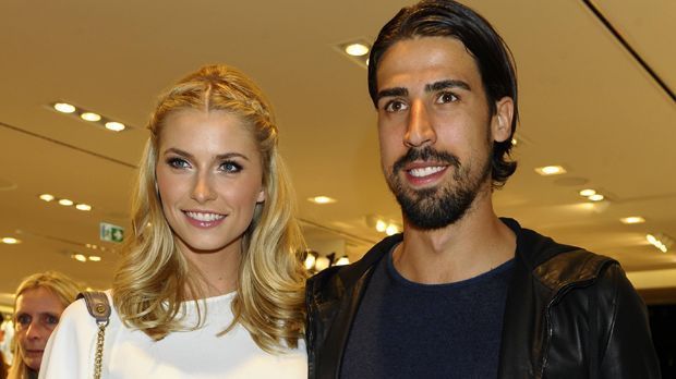 
                <strong>Modenschau statt Champions League</strong><br>
                Anfang April gibt es noch Mode statt Fußball. Khedira feiert mit seiner Model-Freundin Lena Gercke die Neueröffnung eines schwedischen Modehauses in München. Zur gleichen Zeit kämpft Bayern gegen Manchester United in der Champions League.  
              