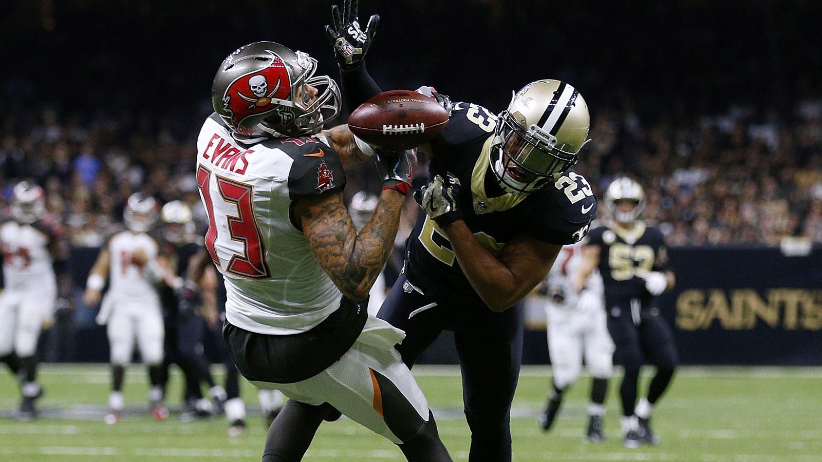 
                <strong>Mike Evans und Marshon Lattimore: Chronik einer tiefen Abneigung</strong><br>
                Zum ersten Mal wirklich auffällig wurden die beiden Streithähne in einem Duell zwischen den Bucs und Saints am 5. November 2017. Auch damals war der Ausgangspunkt ein Streit zwischen Lattimore und dem damaligen Bucs-Quarterback Jameis Winston. Winston, der damals gar nicht auf dem Feld stand, lieferte sich ein Wortgefecht mit Lattimore. Winston griff nach Lattimores Helm, woraufhin der Cornerback den Quarterback schubste. Evans kam zu Hilfe und rammte mit Anlauf seine Schulter in Lattimores Rücken. Es kam zu einer Rudelbildung. In diesem Fall musste Winston als Auslöser der Prügelei eine Geldstrafe von 12.154 Dollar zahlen.
              