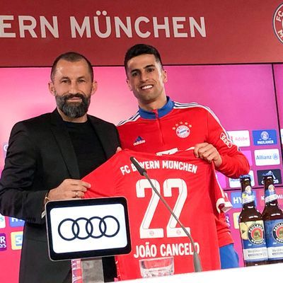 FC-Bayern-Sportvorstand Salihamidzic mit Neuzugang Cancelo.