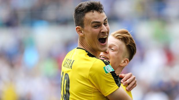 
                <strong>Janni Serra (18 Jahre)</strong><br>
                Janni Serra (18 Jahre). 32 Spiele, 18 Tore und 14 Vorlagen. So lautet die Saison-Bilanz des jungen Stürmers. Kein Wunder also, dass Serra für die deutsche U18-Nationalmannschaft spielt. Dabei begann der 1,93 Meter große Linksfuß seine Karriere als Innenverteidiger. Im Finale gegen die TSG gelingt ihm sogar ein Doppelpack.
              