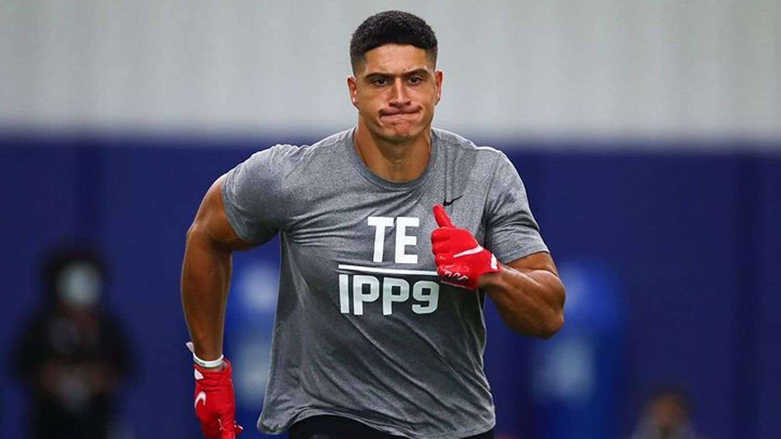 
                <strong>Sammis Reyes findet NFL-Team</strong><br>
                Am Dienstag hat das Washington Football Team den Tight End Sammis Reyes unter Vertrag genommen. Der Chilene stammt aus dem International Pathway Program und trainierte zuletzt an der IMG Academy in Florida, Mit 14 zog Reyes' Familie in die USA, eigentlich wollte er Basketballer werden und träumte von der NBA. Nun versucht er es in der NFL, obwohl er noch nie ein Football-Spiel bestritten hat. Sollte er es tatsächlich in den 53-Mann-Kader schaffen, wäre er der erste Chilene in der NFL. Zumindest ist er schonmal der erste IPP-Spieler, der in diesem Jahre einen Vertrag bekommen hat. Wir zeigen euch die anderen.
              