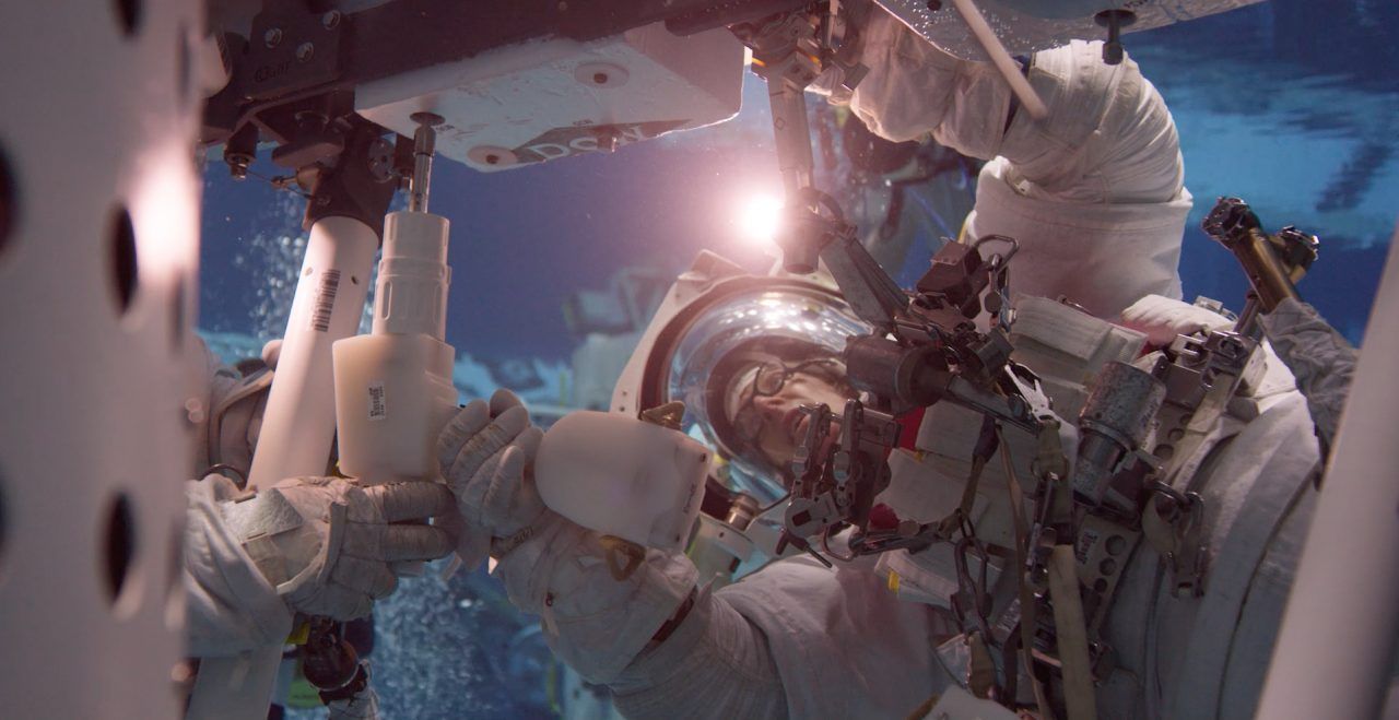 Eingezwängt in einem unförmigen Raumanzug übt Matthias Maurer im Wassertank des Johnson Space Center der NASA in Houston einen Außenbordeinsatz. Wahrscheinlich muss Maurer während seiner 6 Monate auf der ISS die sichere Station auch verlassen und im freien Weltraum arbeiten.