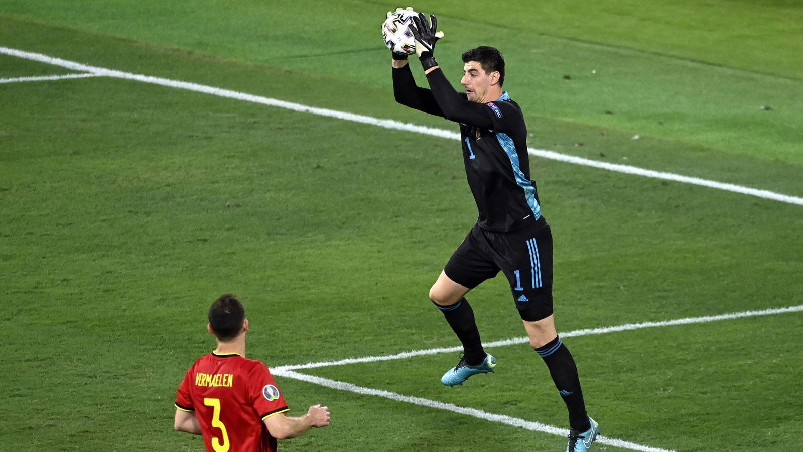 
                <strong>Courtois im Mittelpunkt</strong><br>
                In den letzten Minuten klappt Portugal das Visier endgültig hoch und erarbeitet sich gute Chancen. Zunächst scheitert Ruben Dias mit einem Kopfball aus wenigen Metern an Thibaut Courtois, kurz darauf knallt Raphael Guerreiro die Kugel an den Pfosten. Doch der Ausgleich gelingt nicht mehr, der amtierende Europameister verabschiedet sich mit einer 0:1-Niederlage aus dem Turnier und muss Belgien den Vortritt lassen. Die bekommen es im Viertelfinale am Freitag mit Italien zu tun (2. Juli, ab 21:00 Uhr im Liveticker auf ran.de).
              