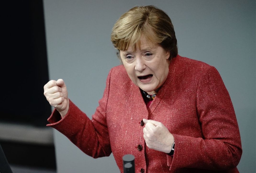 Bundeskanzlerin Angela Merkel (CDU) spricht während der Generaldebatte zum Bundeshaushalt im Bundestag