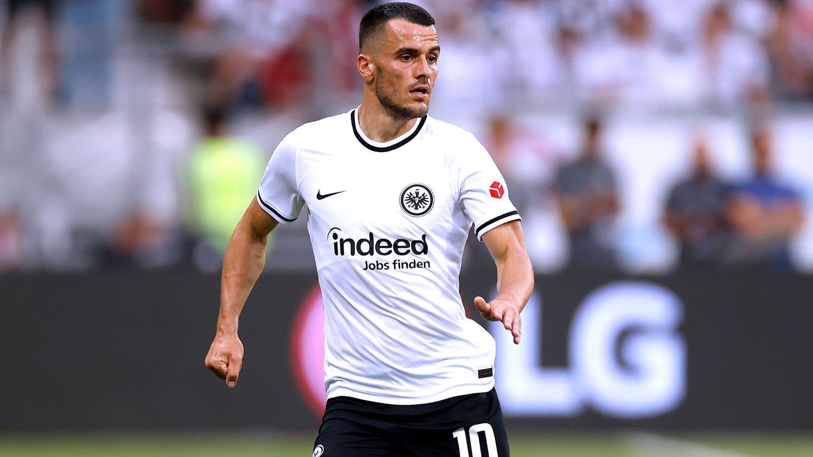 
                <strong>Eintracht Frankfurt</strong><br>
                Abgänge: Filip Kostic (Juventus Turin), Steven Zuber (AEK Athen), Dominik Kohr (1. FSV Mainz 05), Rodrigo Zalazar (FC Schalke 04), Ajdin Hrustic (Hellas Verona), Enrique Herrero (Real Madrid U19), Danny da Costa (1. FSV Mainz 05), Stefan Ilsanker (Genua CFC), Aymen Barkok (1. FSV Mainz 05), Martin Hinteregger (SGA Sirnitz), Erik Durm (1. FC Kaiserslautern), Elias Bördner (Viktoria Köln), Martin Pecar (Young Violets), Goncalo Paciencia (Celta Vigo), Ali Akman (Göztepe/Leihe), Ragnar Ache (Greuther Fürth/Leihe), Antonio Foti (Hannover 96/Leihe), Gianluca Schäfer und Fynn Otto (Eintracht Frankfurt II), Jens Petter Hauge (KAA Gent/Leihe), Sam Lammers (Atalanta Bergamo/Leih-Ende)
              