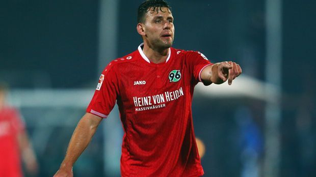 
                <strong>Szalai</strong><br>
                Angriff - Adam Szalai (Hannover 96): Weil er in Hoffenheim nicht zum Zug kam, ließ sich der Ungar zum direkten Abstiegskonkurrenten Hannover 96 ausleihen. Es könnte zu einer Erfolgsgeschichte werden, denn die Niedersachsen haben trotz zweier Pleiten in der Rückrunde immer noch die besseren Karten im Existenzkampf als Schlusslicht Hoffenheim. Szalai wartet aber noch auf sein erstes Tor.
              