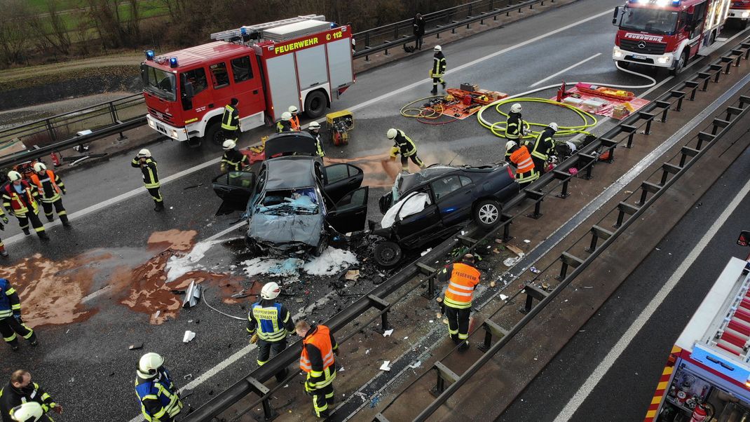 Zwei zerstörte Pkw stehen nach einem Frontalzusammenstoß, bei dem drei Menschen starben, auf der A38. 