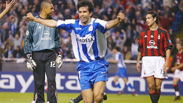 
                <strong>Deportivo La Coruna gegen AC Mailand 2003/2004</strong><br>
                Deportivo La Coruna gegen AC Mailand 2003/2004: Vor dem Hinspiel in diesem Viertelfinal-Duell sind die Rollen gar nicht einmal so klar verteilt. Doch nach dem 4:1 im San Siro scheint Milan das Halbfinal-Ticket bereits gebucht zu haben. Das Gegentor durch Walter Pandiani schmerzt die "Rossoneri" jedoch noch ordentlich. Denn zwei Wochen später schlagen die Galicier zurück: Mit einem 4:0 werfen sie die Italiener raus - bis heute die größte Aufholjagd der Champions League.
              