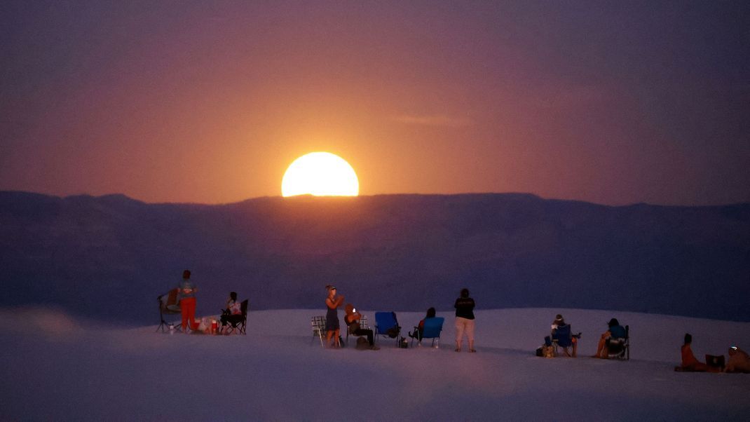 Auch im White Sand National Park (nahe Alamogordo, New Mexico, USA) konnte der Supermond in seiner unglaublichen Farbe beobachtet werden.