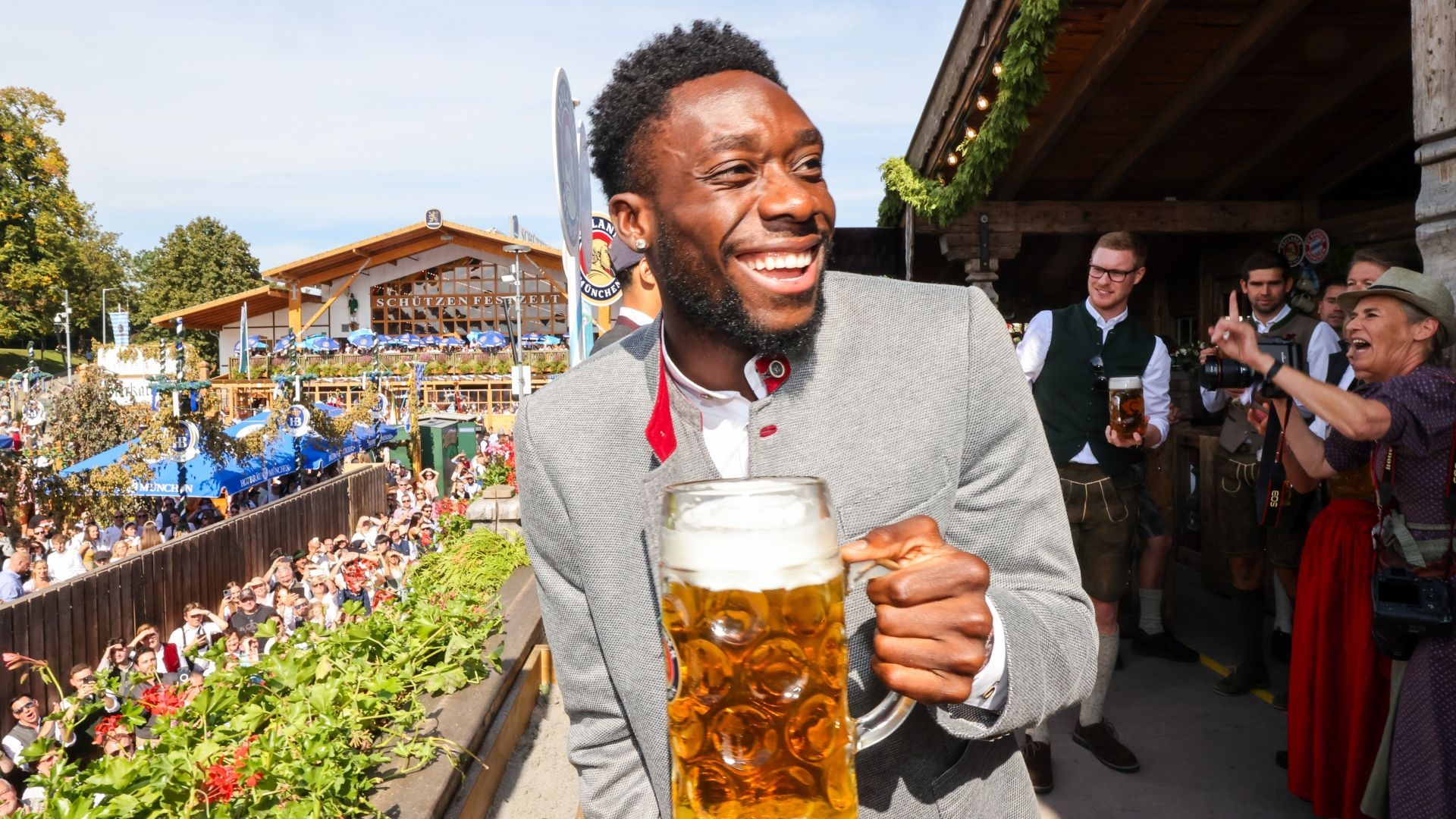 <strong>Der FC Bayern München auf dem Oktoberfest: Die besten Wiesn-Bilder</strong><br>... bei dem auch Alphonso Davies gute Laune hatte.