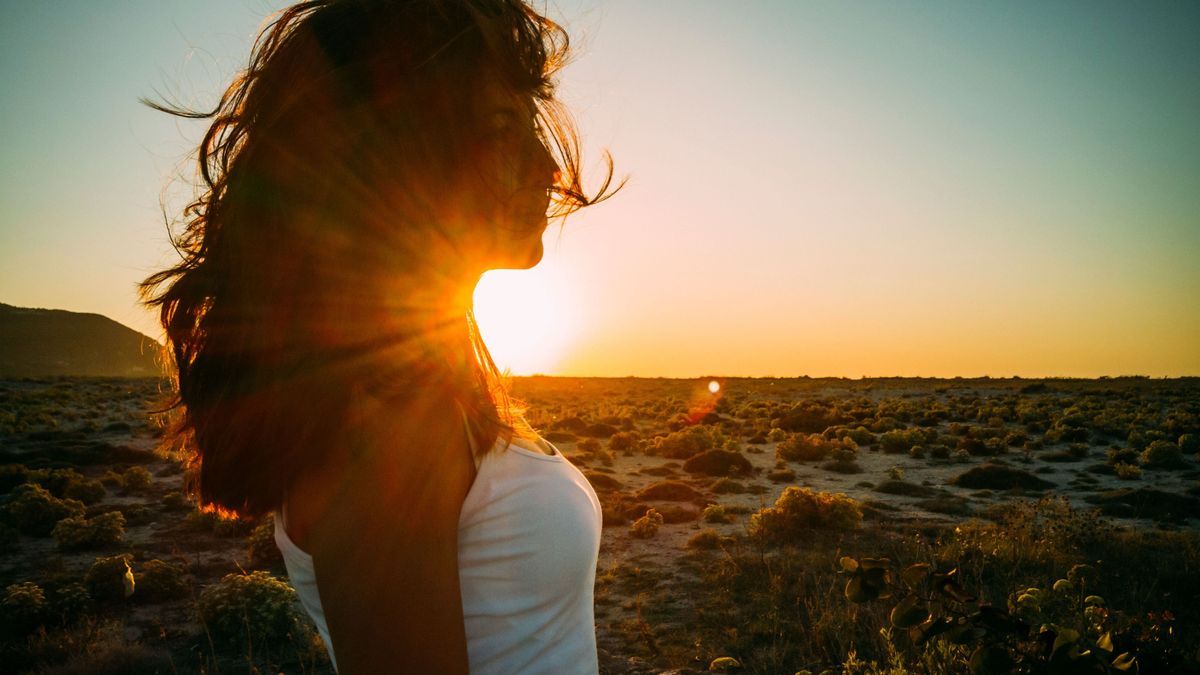 Junge Frau genießt Sonnenuntergang