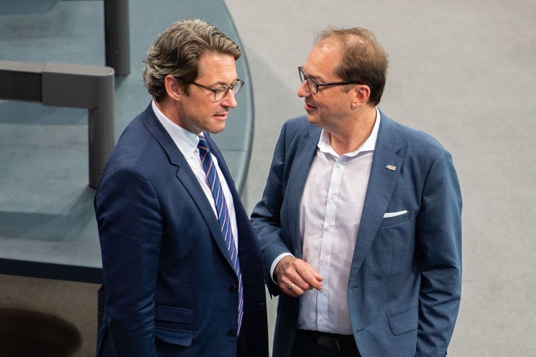 Die ehemaligen Bundesverkehrsminister Alexander Dobrindt (2013-2017; rechts) und Andreas Scheuer (2018-2021; links) von der CSU siehst du auf dem Foto im Gespräch. Viele Fragen zur geplanten PKW-Maut in Deutschland blieben auch nach der Überprüfung durch den Untersuchungs-Ausschuss offen.