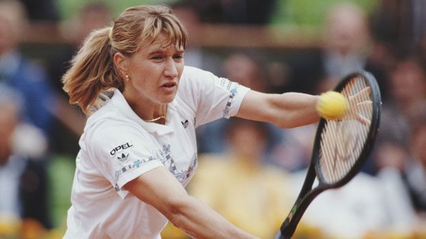 
                <strong>Steffi Graf</strong><br>
                Die schlimmste Stalking-Geschichte im Tennis endete 1993 mit der Messerattacke auf Monica Seles am Hamburger Rothenbaum. Günter Parche wollte nicht wahrhaben, dass Steffi Graf die Spitzenposition an die US-Amerikanerin verloren hatte und übte auf diese Weise Rache. Parche verehrte die Deutsche, schickte ihr Geschenke zum Geburtstag und spielte mit Selbstmordgedanken nach jeder ihrer Niederlagen. Ihm wurde vor Gericht eine "verminderte Steuerungsfähigkeit" bescheinigt, sodass er nur zu einer Strafe von zwei Jahren auf Bewährung verurteilt wurde.
              