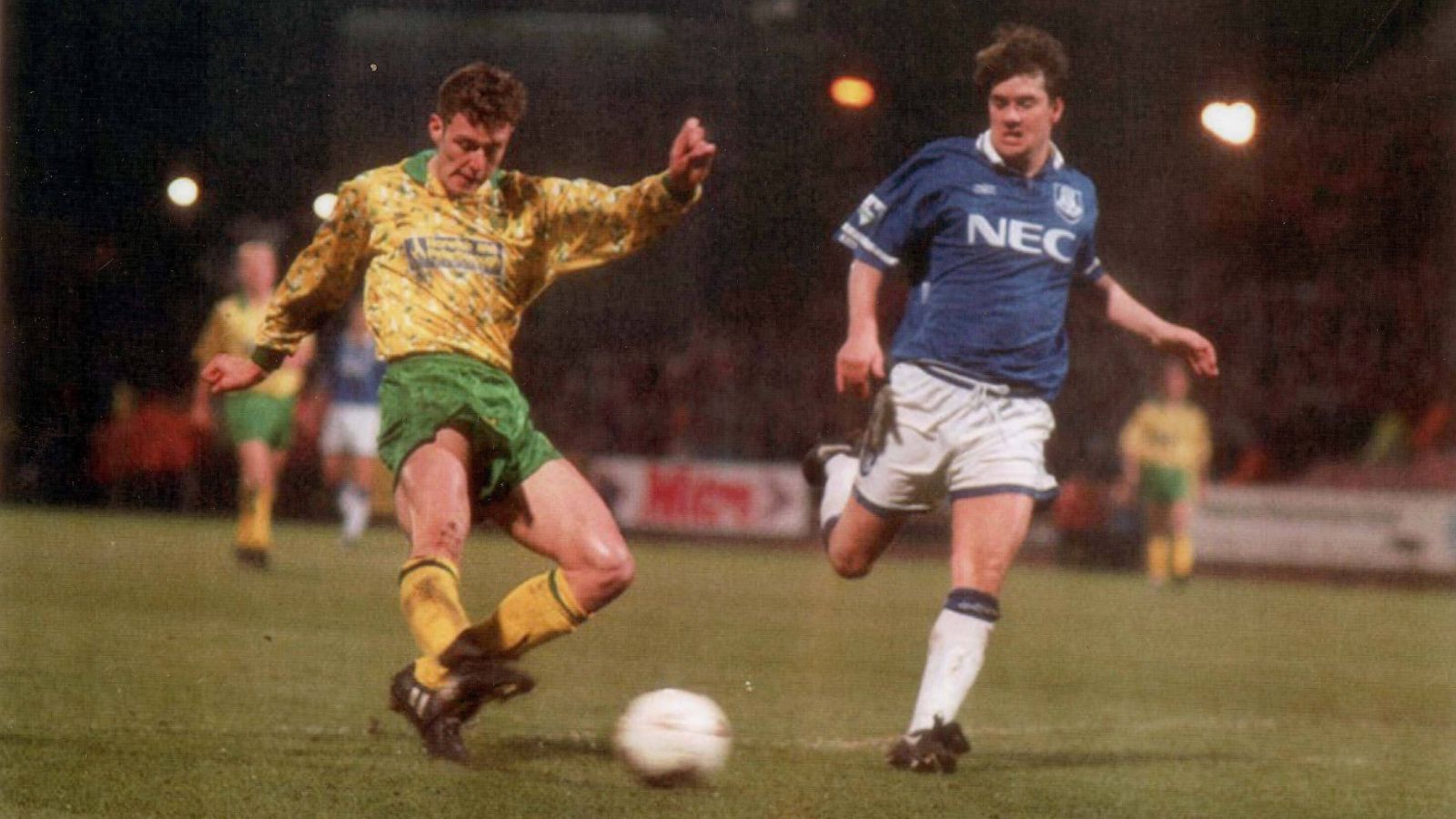 
                <strong>Norwich City</strong><br>
                &#x2022; 1. Chris Sutton (33 Tore, im Bild) -<br>&#x2022; 2. Grant Holt (23) -<br>&#x2022; 3. Mark Robins (19)<br>
              