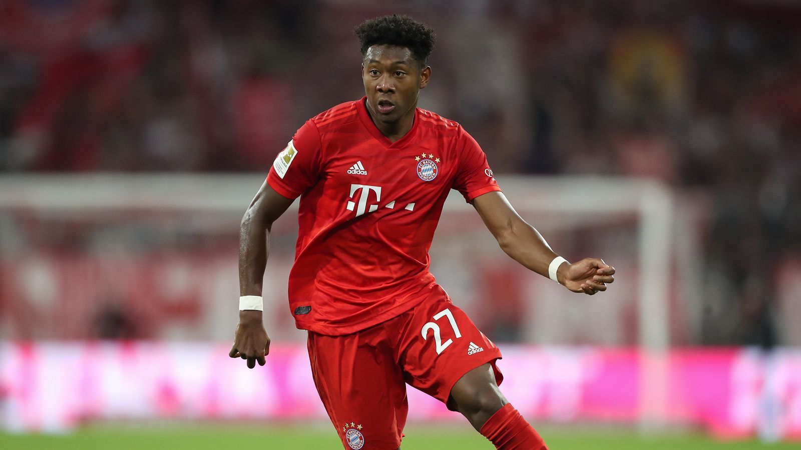 
                <strong>Linksverteidigung: David Alaba</strong><br>
                Einer, dessen Stern pünktlich zu Beginn des Jahrzehnts aufging. Als Louis van Gaal den damals 17-jährigen David Alaba Anfang 2010 zum Profi beförderte, kannten ihn wohl nur die eingefleischten Bayern-Fans. Zehn Jahre später kennt ihn die ganze Welt. Alaba spielte sich mit seiner unbekümmerten Art schnell in die Herzen der Anhänger, schreckte schon als Teenager nicht davor zurück, Franck Ribery lautstark Anweisungen zu erteilen, wenn der mal wieder die Defensivarbeit vernachlässigte. Vor allem Alabas Freundschaft und kongeniales Verständnis mit dem Franzosen bleibt wohl noch lange in Erinnerung. Mittlerweile spielt der Österreicher immer öfter in der Innenverteidigung, auch weil der 19-jährige Alphonso Davies links hinten mit alabaesken Leistungen besticht. Macht der Kanadier so weiter, ist es gut möglich, dass er in zehn Jahren in der Bayern-Elf des Jahrzehnts steht.
              