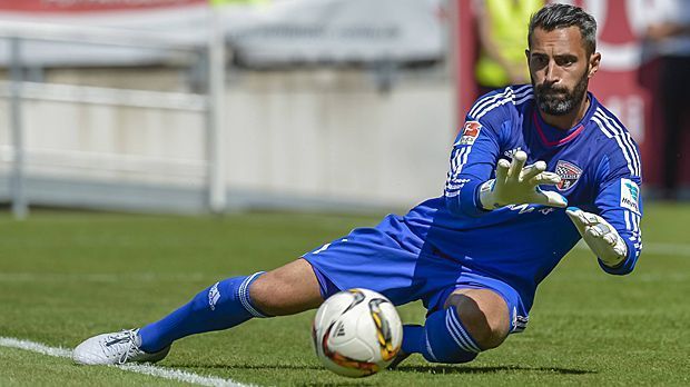 
                <strong>Beste Paradenquote: Ramazan Özcan</strong><br>
                Beste Paradenquote: Ramazan Özcan. Der Keeper des FC Ingolstadt wird erst bei seinem fünften Bundesliga-Einsatz der Saison - dem 0:1 gegen den HSV - überwunden. Bislang wehrt der Österreicher 90 Prozent (18 von 20) der Schüsse auf sein Tor ab - Top-Wert aller Torhüter, die mindestens die Hälfte der Spielzeit auf dem Feld stehen.
              