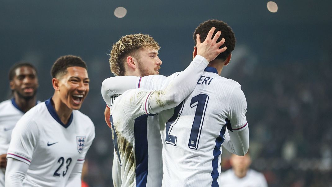 Harvey Elliott (l) und Ethan Nwaneri beim Jubel