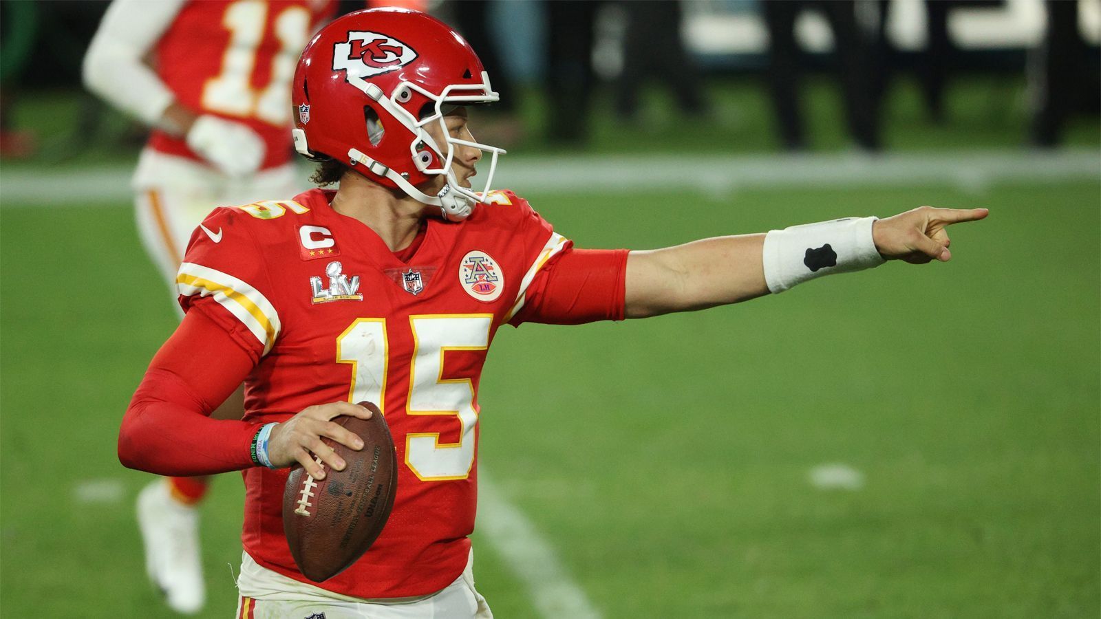 
                <strong>O-Line ausgetauscht: Das sind die neuen Beschützer von Patrick Mahomes</strong><br>
                Die Niederlage im Super Bowl 55 hat den Kansas City Chiefs eines klar gemacht: Patrick Mahomes braucht eine neue Offensive Line. In der Free Agency fädelte GM Brett Veach einen Deal nach dem anderen ein, mit dem Trade von Orlando Brown ist nun die Riege der Mahomes-Beschützer nahezu komplett ausgetauscht. ran.de stellt die neue O-Line der Chiefs vor. 
              