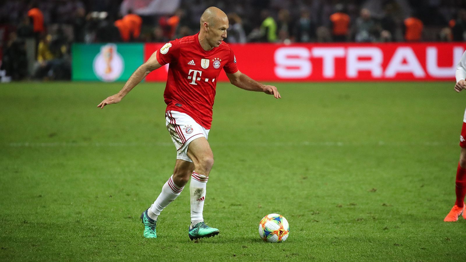 
                <strong>Rechtsaußen: Arjen Robben</strong><br>
                Bildete mit Franck Ribery die wohl legendärste Flügelzange der Klubgeschichte. In Wembley 2013 korrigierte er seine potenziell Legendenstatus gefährdenden Fehlschüsse aus elf Metern gegen den BVB und im "Drama dahoam" gegen Chelsea und wurde endgültig zur Ikone. 2021 war Schluss für ihn bei Jugendklub FC Groningen. Seinen kongenialen Partner Ribery ignorierte ChatGPT übrigens. Schade. 
              