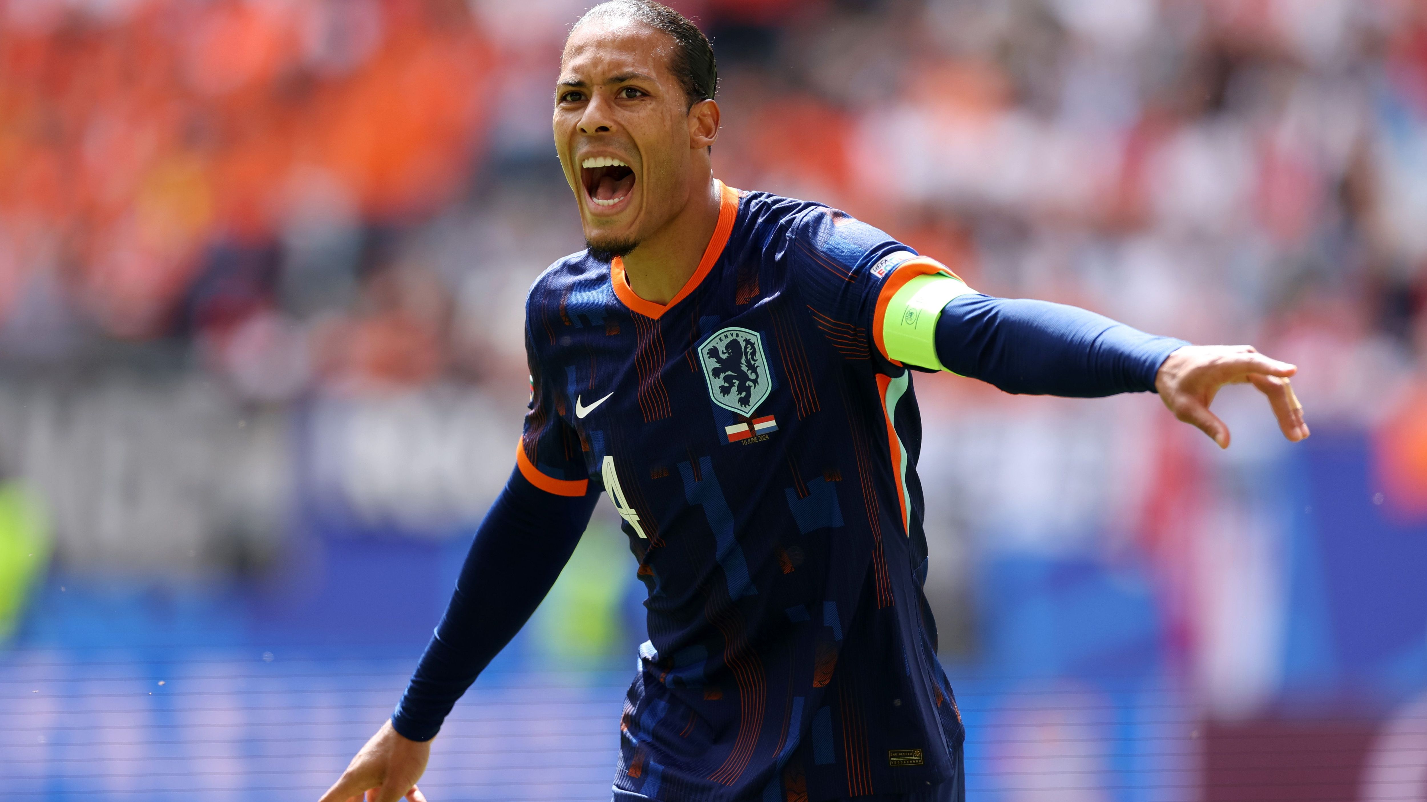 <strong>Van Dijk stinksauer</strong><br>Oranjes Kapitän Virgil van DIjk, der selbst keine so gute Figur beim Gegentor gemacht hat, ist stinksauer. Ab sofort schalten die Niederlande noch einen Gang höher. Power Play all the way.