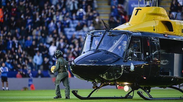 
                <strong>Ball fliegt mit Heli ein</strong><br>
                Am Remembrance Sunday, dem Gedenktag für die Opfer des 1. Weltkriegs, spielt Leicester City gegen den FC Watford. Vor dem 2:1-Heimsieg wird der Spielball per Helikopter eingeflogen. Was für ein atemberaubender Auftritt!
              