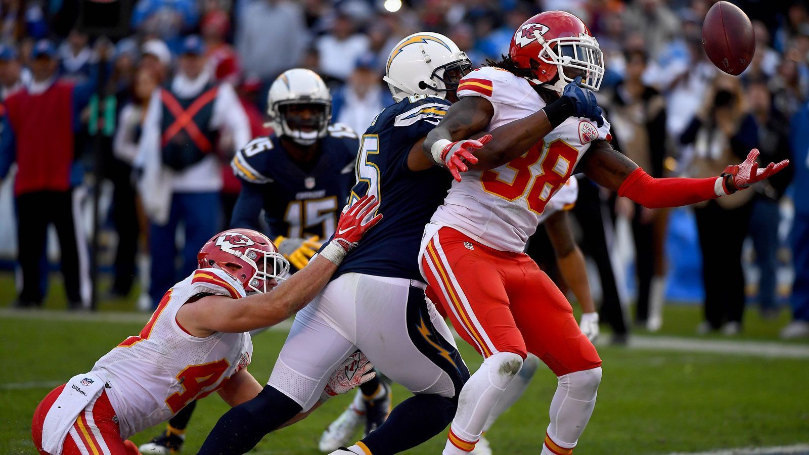 
                <strong>Daniel Sorenson (Kansas City Chiefs)</strong><br>
                Daniel Sorenson (l.) musste nach dem Saisonaus von Juan Thornhill im Defensive Backfield die Rolle des Free Safetys einnehmen. Dabei glänzt Sorenson besonders mit sicherem Tackling. Das bewies der Safety vor allem in den Playoffs: Beim Stand von 7:24 gegen die Houston Texans war Sorenson bei einem Fake Punt der Texans hellwach und setzte das entscheidende Tackle. Mit der Aktion kippte das Momentum komplett zugunsten der Chiefs und Houston brach vollständig auseinander. Insgesamt gelangen Sorenson inklusive Playoffs 74 Tackles und zwei Interceptions.
              