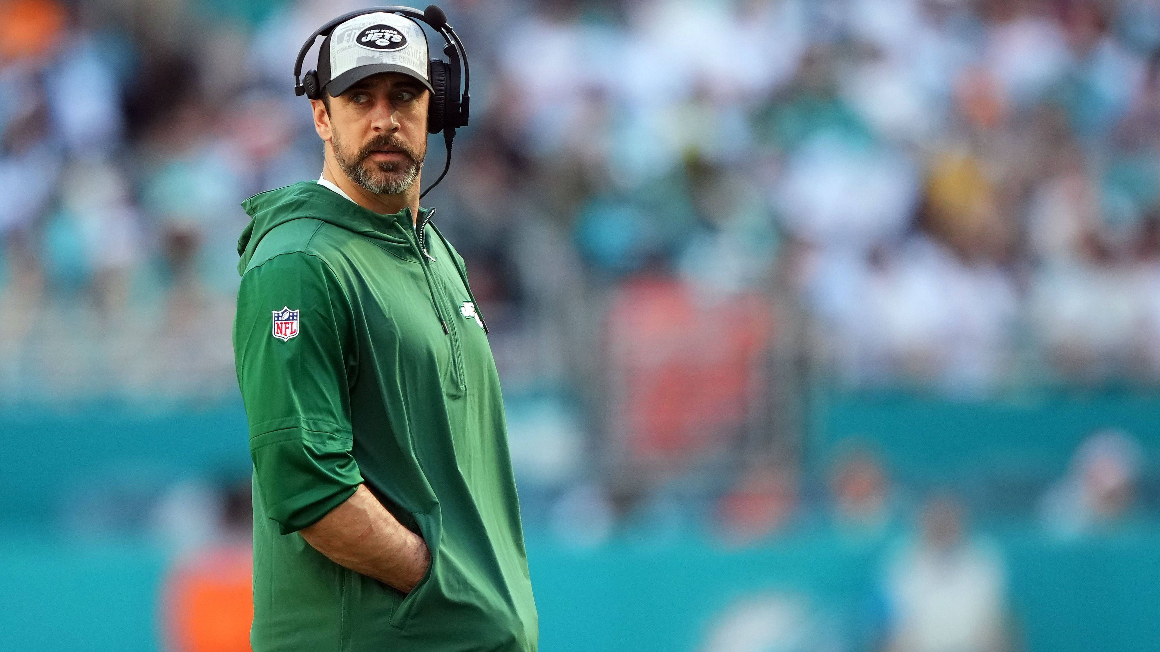 <strong>Verlierer: Aaron Rodgers (New York Jets)<br></strong>Wochenlang hatte Aaron Rodgers die Öffentlichkeit auf Trab gehalten mit seinen Plänen, er wolle in dieser Saison noch sein Comeback geben. Mittlerweile sind die Jets auch rechnerisch raus aus den Playoffs und die Offensive Line gleicht mehr fünf Drehkreuzen. Will sich Rodgers wirklich um jeden Preis dahinter stellen?