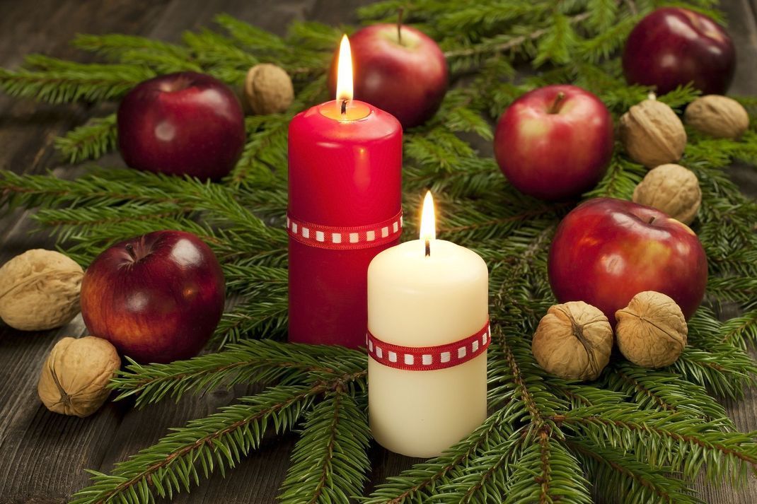 Nicht nur Vitaminbombe, sondern auch toller Adventskranz- oder Weihnachtsbaumschmuck: der Apfel.