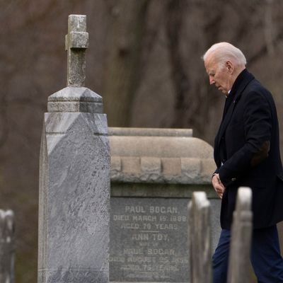 06.04.2024: Joe Biden, Präsident der USA, geht zwischen Grabsteinen hindurch, auf dem Weg zu einer Messe in der katholischen Kirche St. Joseph on the Brandywine in Wilmington, Delaware.