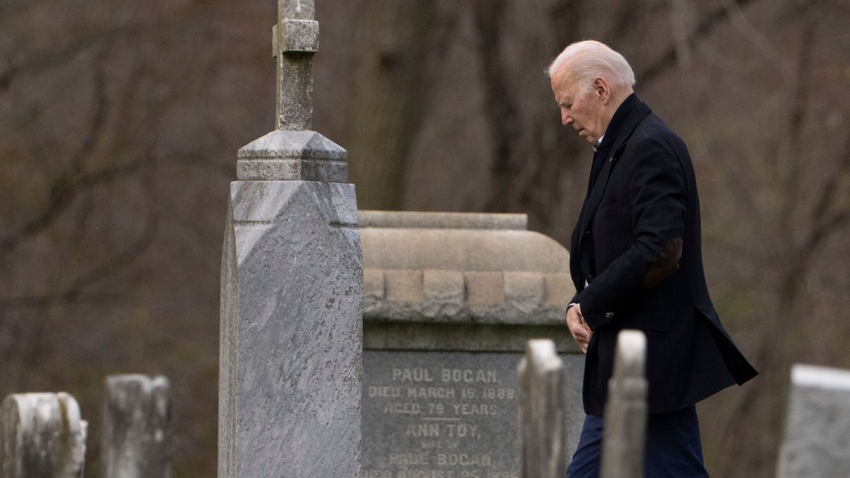 06.04.2024: Joe Biden, Präsident der USA, geht zwischen Grabsteinen hindurch, auf dem Weg zu einer Messe in der katholischen Kirche St. Joseph on the Brandywine in Wilmington, Delaware.