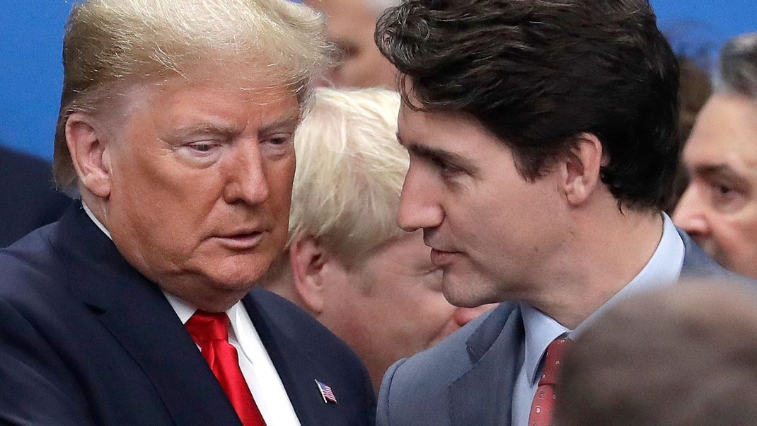 Donald Trump (links), Präsident der Vereinigten Staaten, und Justin Trudeau, Premierminister von Kanada, schütteln sich die Hände.