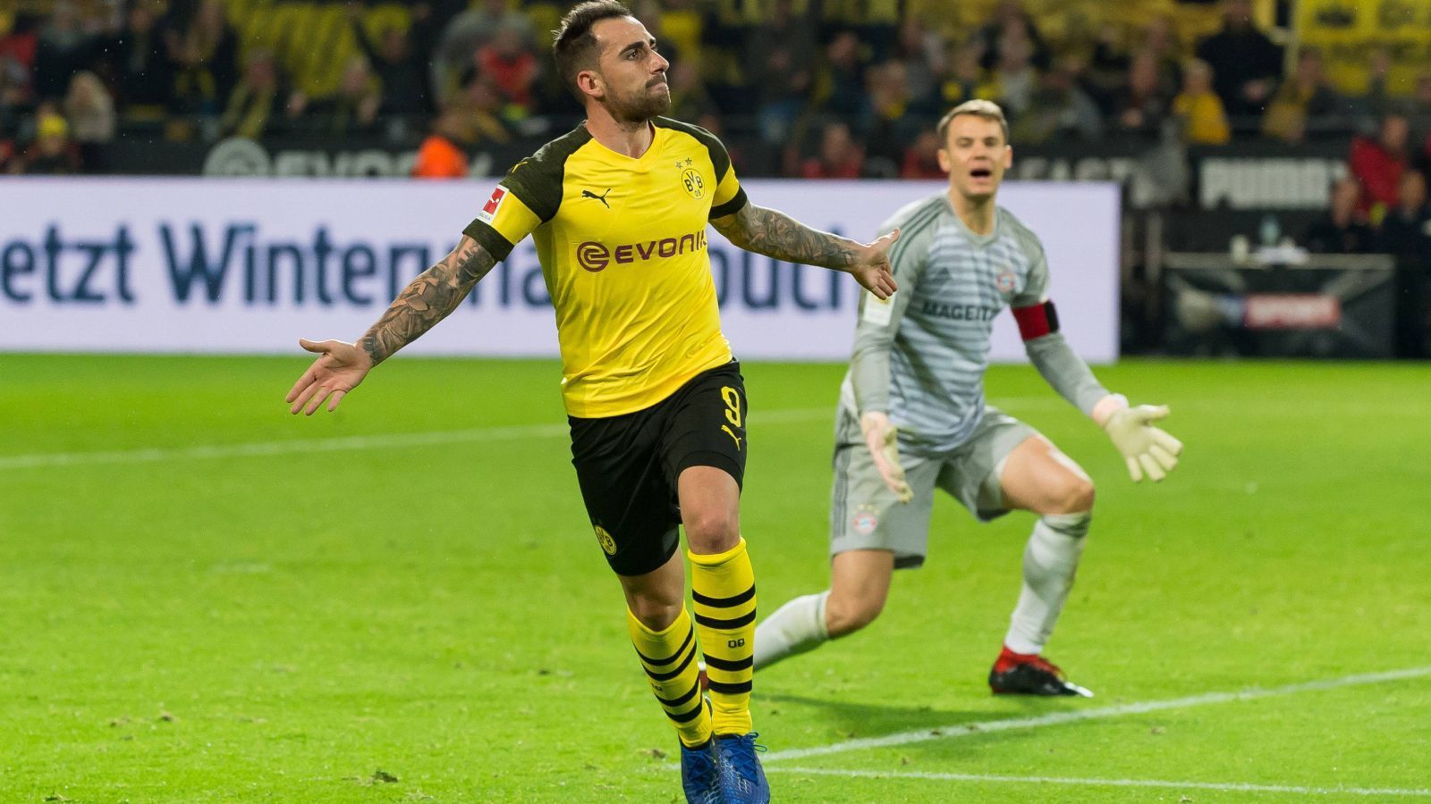 
                <strong>Treffer und Rekorde en masse im BVB-Trikot</strong><br>
                Zur Erinnerung: In seinen 47 Pflichtspielen für Borussia Dortmund erzielte Paco Alcacer 26 Treffer, zudem gelangen ihm in der Saison 2018/19 zwölf Tore als Einwechselspieler in der Bundesliga, ein Rekord, den er bereits in der Hinrunde brach. Die Folge: Der Spanier war bei den BVB-Fans äußerst beliebt.
              