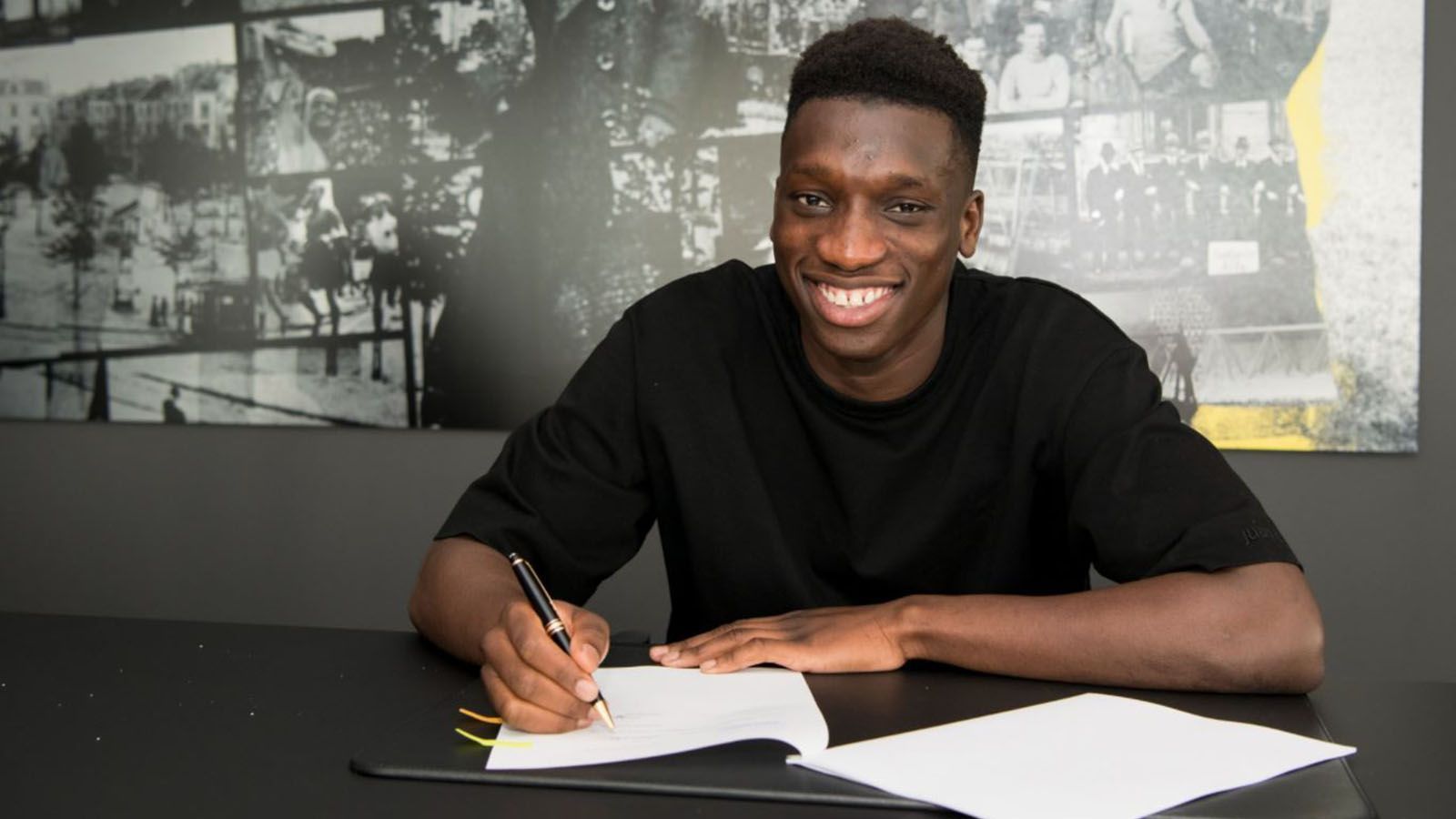 
                <strong>Abdoulaye Kamara (Borussia Dortmund)</strong><br>
                Nächstes Talent für Borussia Dortmund: Wie die Westfalen bekanntgaben, kommt der erst 16 Jahre alte Abdoulaye Kamara von Paris Saint-Germain zur Borussia. Kamara kommt ablösefrei und hat einen langfristigen Vertrag beim BVB unterschrieben. Die genaue Vertragsdauer ist nicht bekannt. "Abdoulaye ist ein hochveranlagter und noch sehr junger Spieler, der in Paris zuletzt regelmäßig mit den Profis trainiert hat. Wir hoffen, dass er sich nun bei uns im Erwachsenen-Bereich entsprechend weiterentwickelt und den nächsten Schritt macht", erklärt Sebastian Kehl, Leiter Lizenzspielerabteilung, die Verpflichtung. Für den BVB ist Kamara nach Innenverteidiger Soumaila Coulibaly (17) bereits das zweite PSG-Talent, das man sich in diesem Jahr sichert.
              