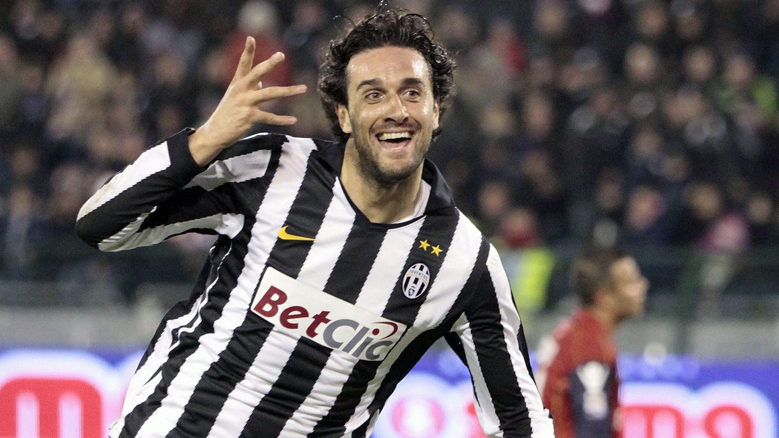 
                <strong>Luca Toni</strong><br>
                Auch der "Ohrschrauber" Luca Toni darf natürlich nicht fehlen. Im Januar 2011 holte die "Alte Dame" den Ex-Stürmer aus Genua, um ihn nur ein Jahr später wieder abzugeben. Sein Juve-Intermezzo war nicht wirklich von Erfolg gekrönt. Lediglich zwei Tore erzielte Toni im Trikot von Juventus Turin.
              