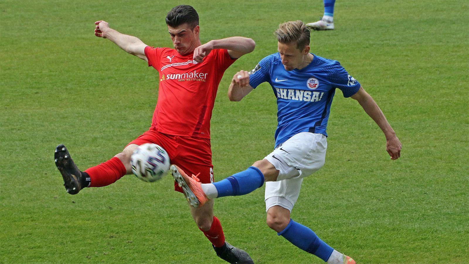 
                <strong>2. FC Hansa Rostock (67 Punkte, 50:32 Tore)</strong><br>
                Hansa Rostock (Samstag, 14 Uhr gegen Unterhaching), würde in die 2. Bundesliga aufsteigen, wenn…&#x2022; Hansa Rostock gegen Unterhaching gewinnt und der FC Ingolstadt sowie 1860 München ihre Spiele nicht gewinnen <br>
              