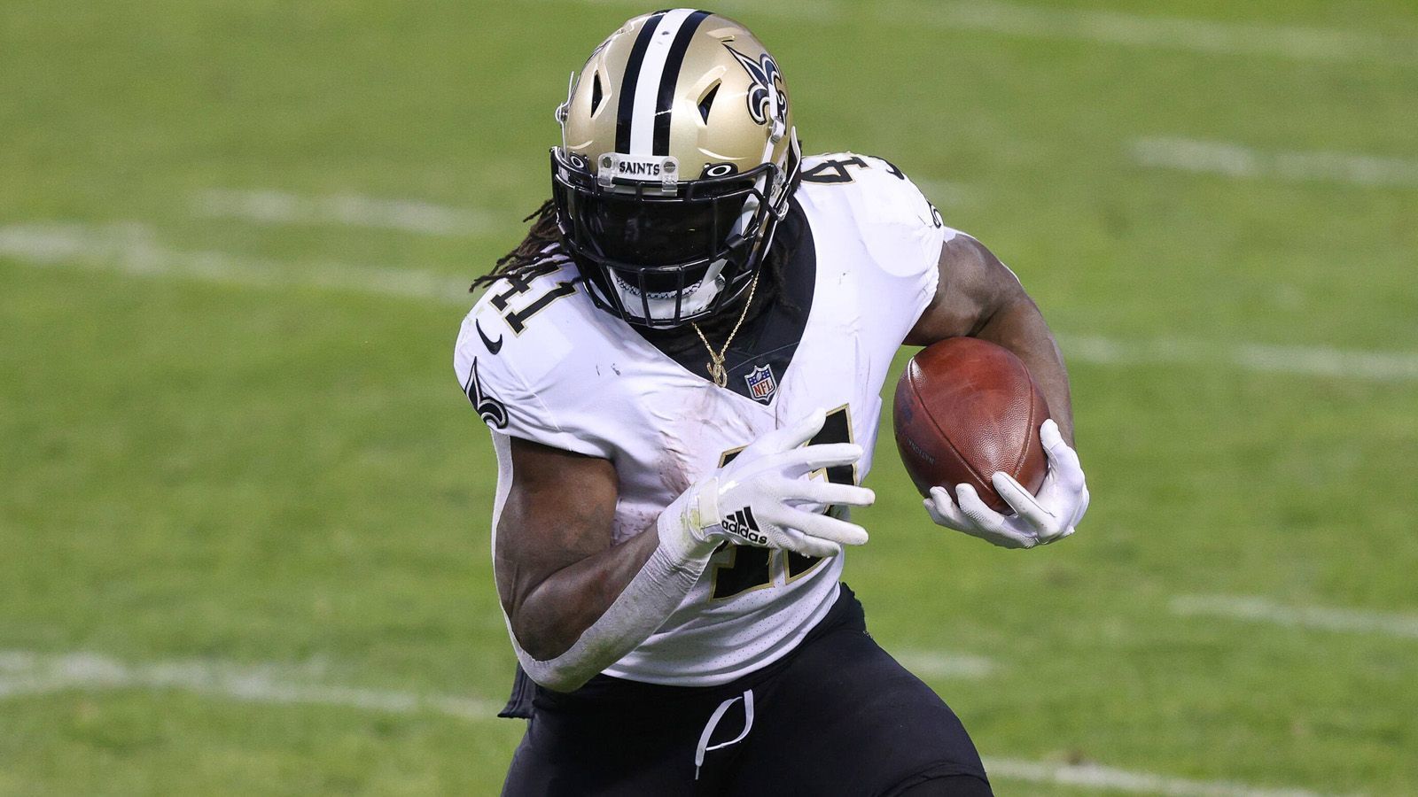 
                <strong>2. Alvin Kamara (New Orleans Saints)</strong><br>
                Ob am Boden oder über die Luft: Alvin Kamara sorgt verlässlich für Raumgewinn. Vergangene Saison verbuchte er 932 Rushing Yards, 756 Receiving Yards und 21 Touchdowns. Pro Lauf verbuchte er einen durchschnittlichen Raumgewinn von fünf Yards, pro Catch 9,1 Yards. Letzteres war der höchste Wert aller Running Backs, die mindestens 50 Mal angeworfen wurden.
              