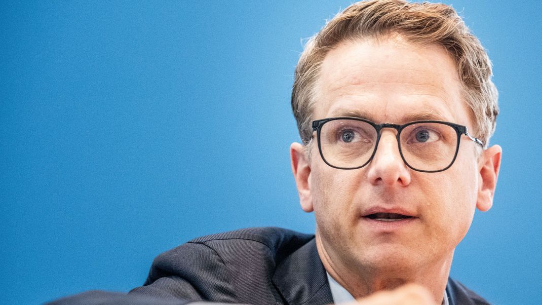 Der designierte CDU-Generalsekretär Linnemann stellt eine klare Forderung auf: Die Bundesregierung müsse bei der Abschiebung von Geflüchteten "nach monatelangem Gerede" handeln. 
