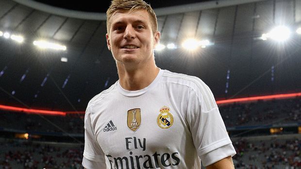 
                <strong>Platz 5: Toni Kroos – Jahresgehalt: 6 Millionen Euro</strong><br>
                Platz 5: Toni Kroos – Jahresgehalt: 6 Millionen Euro. Genauso viel wie James Rodriguez soll auch der deutsche Weltmeister verdienen, den es 2014 nach Madrid zog. In seiner ersten Saison zog Kroos schon die Fäden, machte 55 Pflichtspiele und bereitete 15 Treffer vor.
              