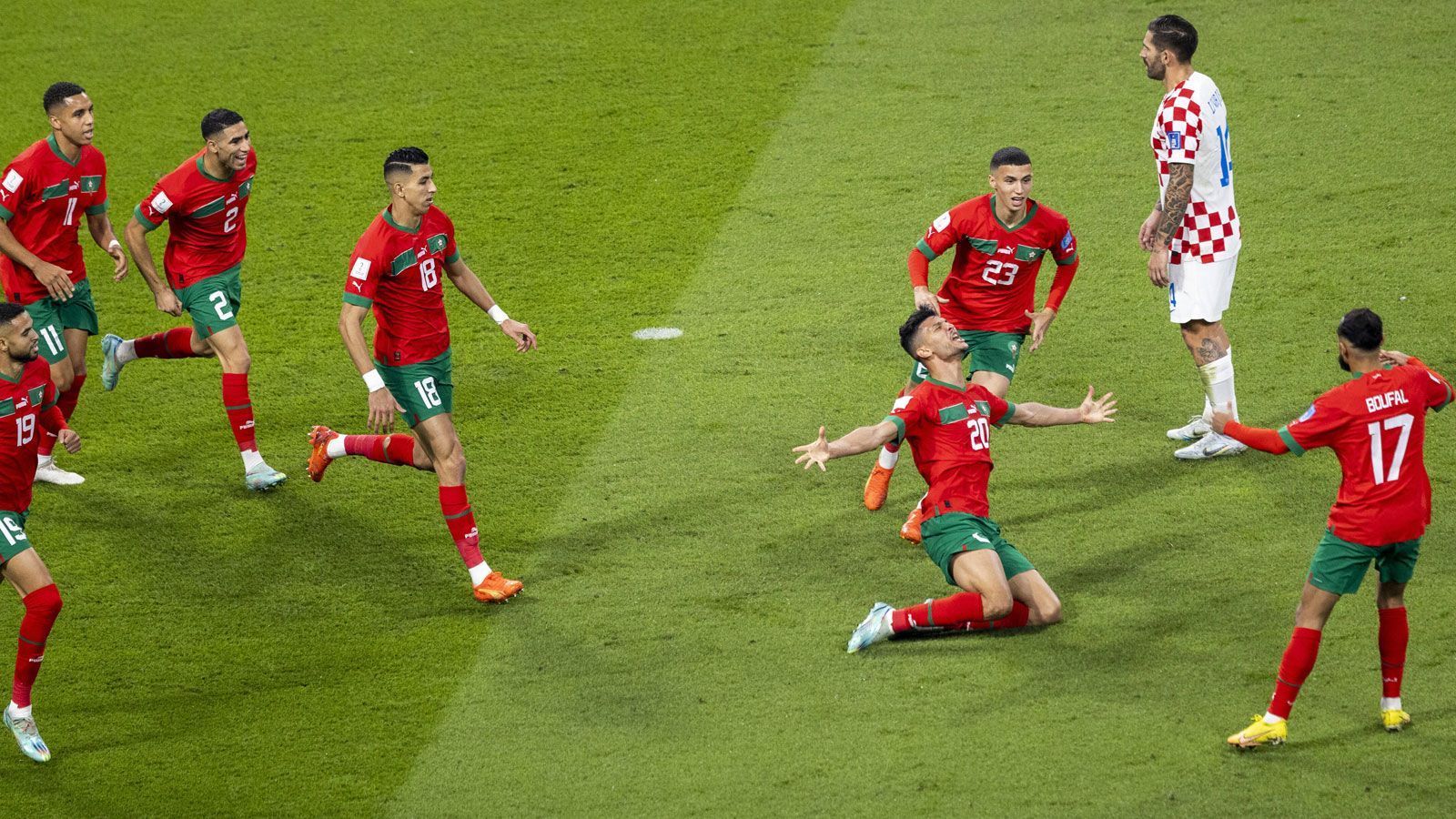 
                <strong>Ekstase auf marokkanisch</strong><br>
                Die Antwort lässt nur zwei Minuten auf sich warten, dann gleicht Achraf Dari (auf Knien rutschend) aus und kennt kein Halten mehr. Kein Wunder: Der Abwehrspieler kam erst beim 1:0 gegen Portugal im Viertelfinale erstmals zum Einsatz und erlebte seine Startelf-Premiere im Halbfinale gegen Frankreich (0:2).
              