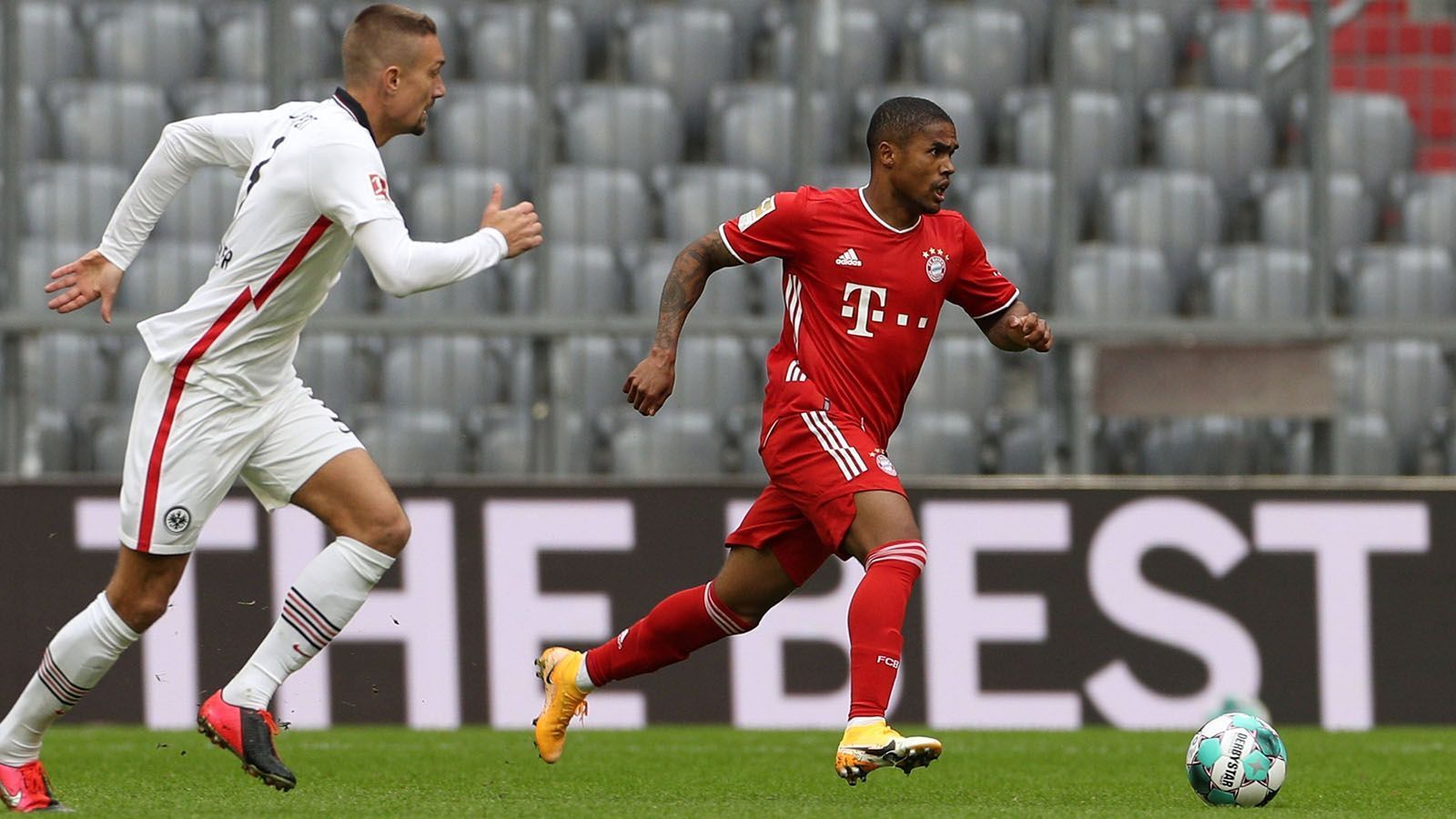 
                <strong>Douglas Costa</strong><br>
                Findet erst im Laufe der ersten Halbzeit so langsam ins Spiel. Ist auch nicht so auffällig wie Coman. Ist im Angriffsspiel nicht zwingend genug, verliert dabei zu viele Bälle. Seine Ecken sind deutlich schwächer als die von Kimmich. Lässt zwar hin und wieder sein Können aufblitzen. Im Großen und Ganzen aber oft zu fahrig. In der 2. Hälft mit einigen guten Aktionen. In der 68. Minute für Sane ausgewechselt. ran-Note: 3
              