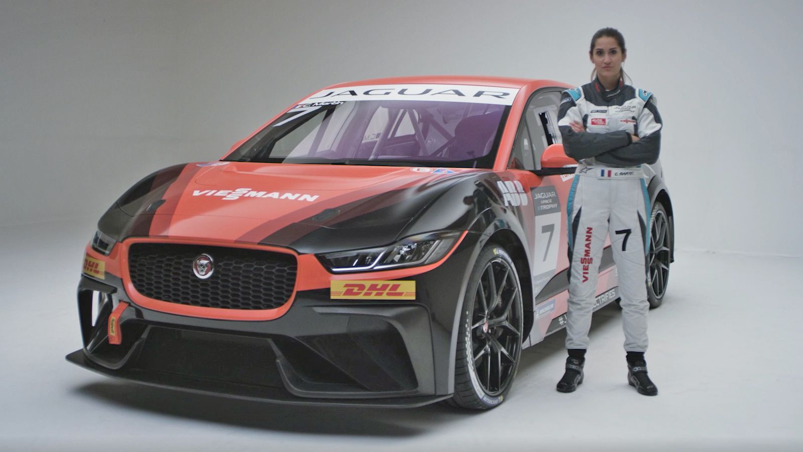 
                <strong>I-PACE eTrophy: Das ist das Auto des Team Germany</strong><br>
                "Ich bin ein ehrgeiziger Mensch und möchte beweisen, dass ich als Rookie das Potenzial habe, in der Spitzengruppe mitzufahren. Die I-PACE eTrophy ist eine völlig neue Serie, die erste mit voll elektrischen Rennfahrzeugen aus der Serienfertigung. Es fasziniert mich, daran mitzuarbeiten", sagt die Pilotin des Team Germany. Daneben gehören unter anderem auch der frühere Formel-1-Pilot Christian Danner und SAT.1-Moderatorin Andrea Kaiser zur Mannschaft.
              