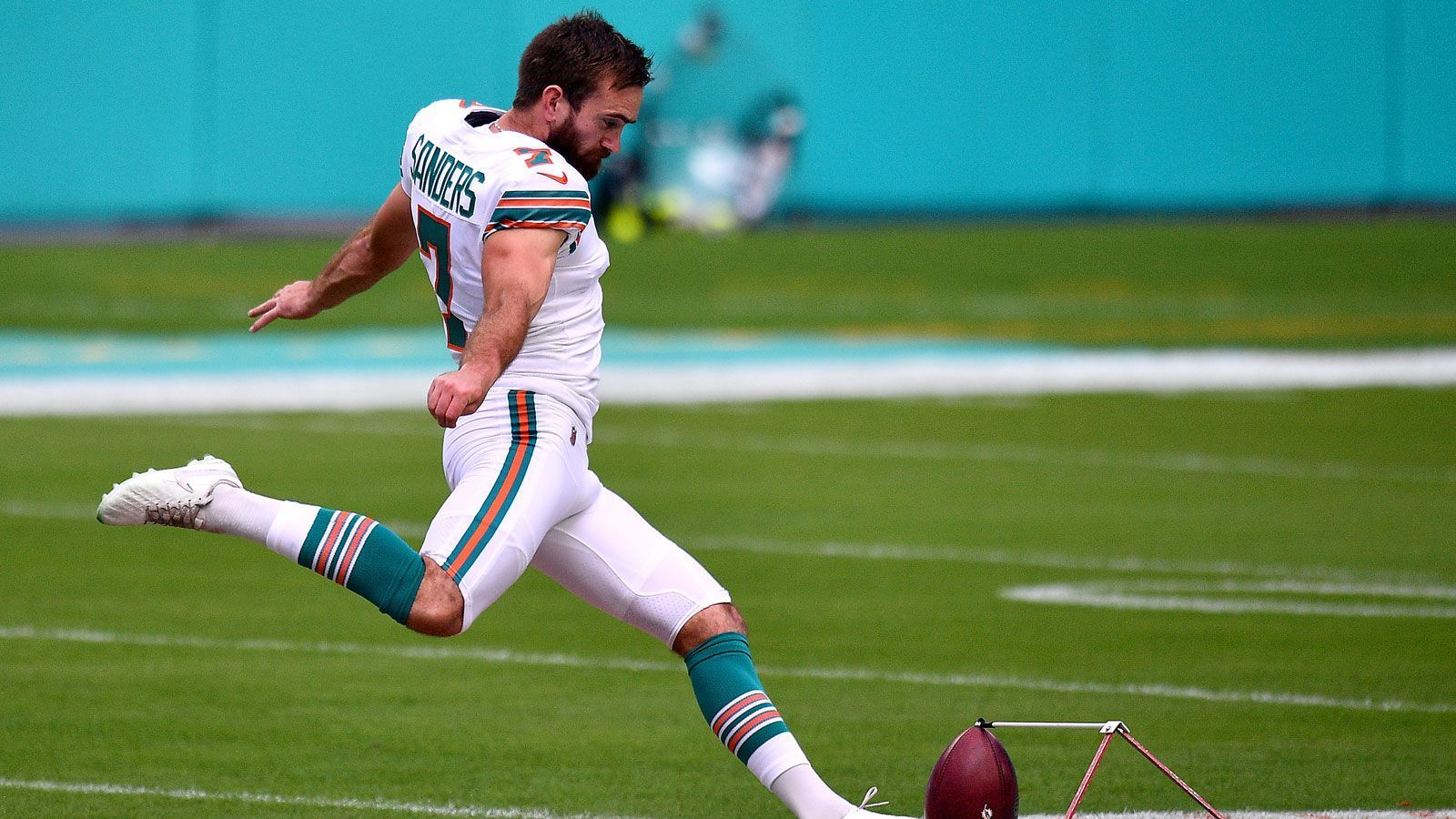 
                <strong>AFC - Kicker (ein Spieler)</strong><br>
                Jason Sanders (Miami Dolphins) - Der 25 Jahre alte Kicker spielt eine konstante Saison und leistete sich bis zum 11. Spieltag kaum einen Fehler. Sanders verwandelte" 20 seiner 21 Field-Goal-Versuche, trumpft zudem bei den Extra-Punkten auf und blieb bei 23 Versuchen bisher fehlerlos.
              