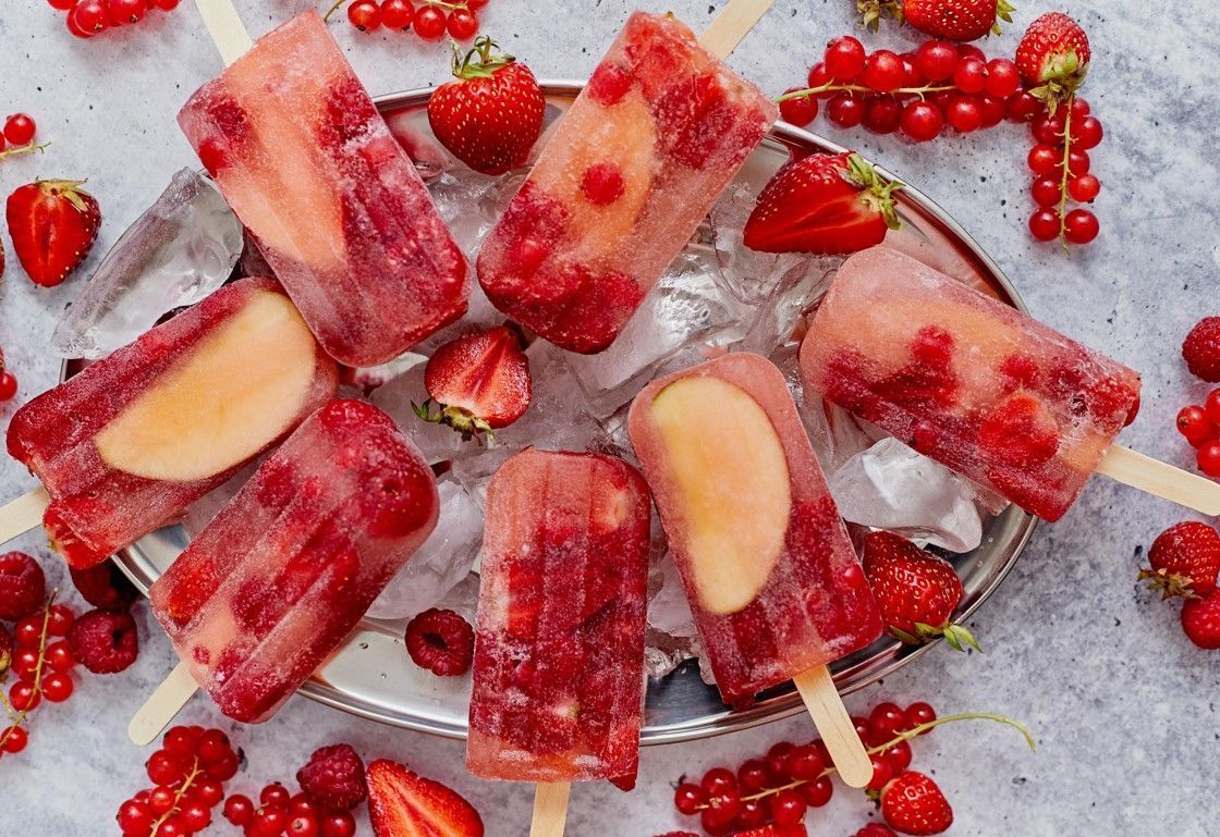 Der perfekte Frische-Kick für den Sommer: Dieses gesunde Wassereis mit nur 2 Zutaten ist ruck zuck gemacht und in ein paar Stunden fertig.