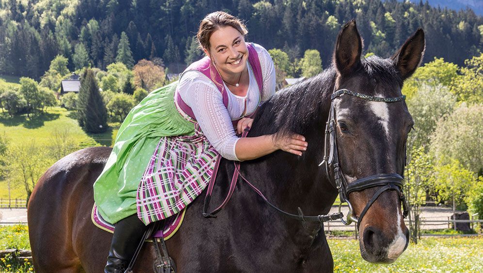 In ihrer Freizeit ist Cynthia Marketenderin bei einer Musikkapelle. Außerdem liebt sie es Dirndl zu tragen und ist häufig auf traditionellen Brauchtumsfesten zu anzutreffen.