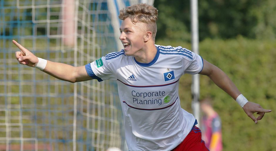 
                <strong>Seine Torquote</strong><br>
                In der Saison 2016/17 hat der U17-Mannschaftskapitän in der B-Junioren Bundesliga Nord/Nordost in 21 Spielen 26 Tore geschossen. In den Partien gegen Rostock und Braunschweig war er jeweils gleich vier Mal erfolgreich, gegen TeBe Berlin und Union Berlin konnte er einen Dreierpack bejubeln. Als Belohnung für seine starken Leistungen durfte er auch schon vier Mal bei den A-Junioren auflaufen, für die er prompt zwei Tore erzielte. 
              