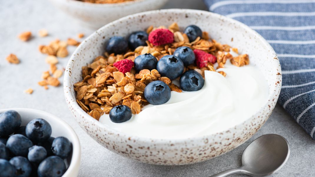 Bei diesem Granola weißt du genau, was drin ist. Vorteil: Es enthält deutlich weniger Zucker und andere chemische Stoffe. Anders als bei vielen Granolas, die es zu kaufen gibt.