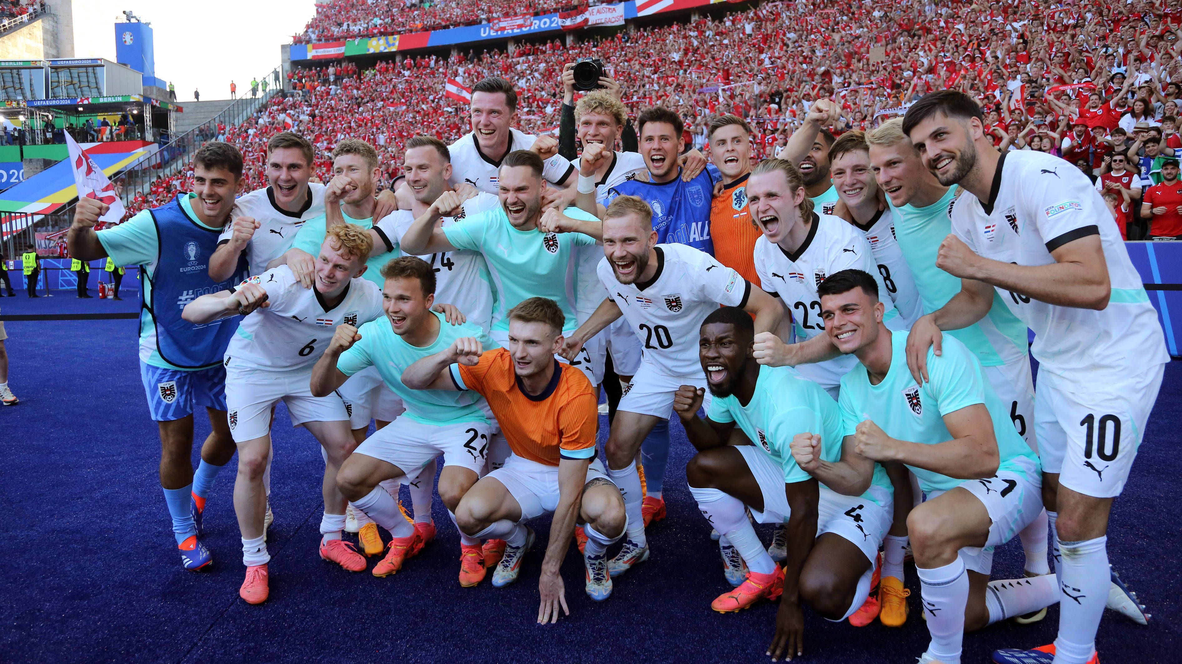 <strong>Österreich feiert</strong><br>Österreich setzte sich in der Todesgruppe tatsächlich als Gruppensieger durch. Die Rangnick-Elf gewann ein wildes Spiel mit 3:2 gegen die Niederländer.&nbsp;