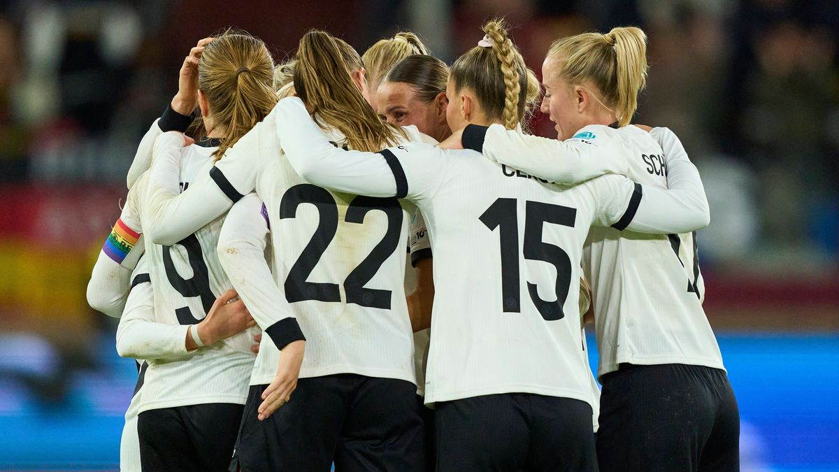Klara Bühl of Germany celebrates his her 1-0 goal, happy, laugh, celebration, with Jule Brand of Germany Kathrin-Julia Hendrich of Germany Camilla Küver of Germany Sjoeke Nüsken of Germany Celina C...