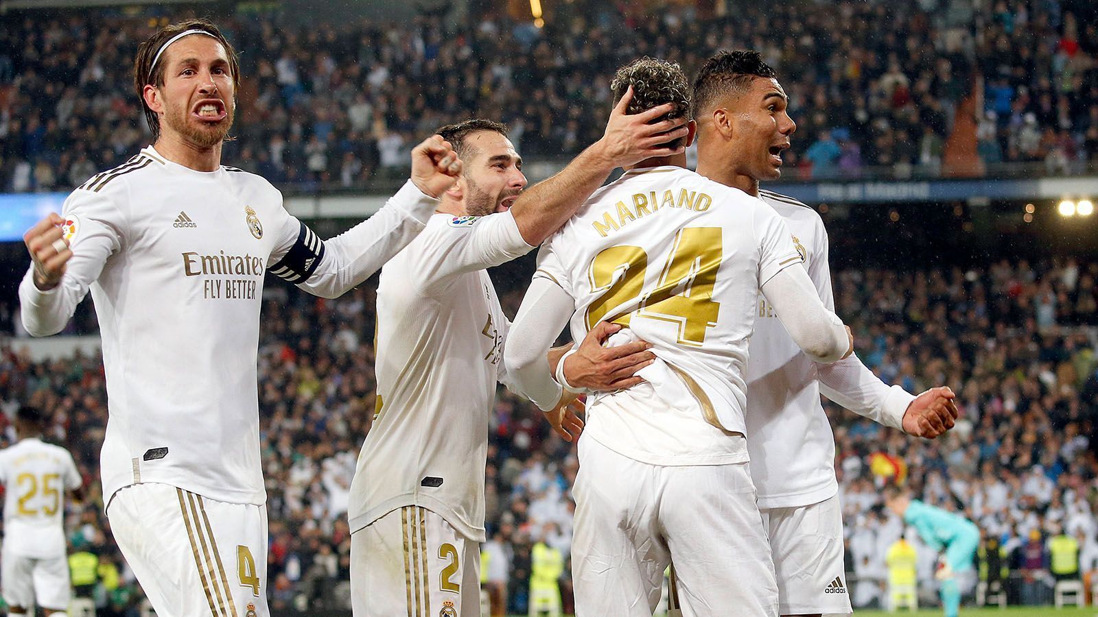 
                <strong>Nach 559 Tagen! Real Madrid vor Rückkehr ins Stadion</strong><br>
                Es war der 1. März 2020, das Coronavirus hatte noch nicht den ganzen Planeten erobert, als Real Madrid zuletzt im Estadio Santiago Bernabeu auflief. Sergio Ramos (l.) war noch Kapitän bei den Königlichen, als der Erzrivale aus Barcelona mit 2:0 bezwungen wurde. Dieser Sieg sollte die letzte Partie für lange Zeit im Real-Stadion sein. Während der Corona-Pandemie zog der Klub ins kleinere Stadion auf dem Trainingsgelände, um die ohnehin angedachten Bauarbeiten im opulenten Bernabeu ideal durchführen zu können. Doch nun trägt Real am 11. September gegen Celta Vigo wieder ein Spiel im Heimstadion aus. Bis dahin gibt es aber noch einiges zu tun. ran.de zeigt aktuelle Bilder des Estadio Santiago Bernabeu.
              